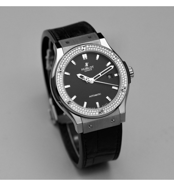 Hublot Classic Fusion Black Dial 42mm Benzel kim cương 542.NX.1171.LR
